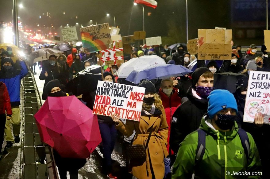 Jelenia Góra: Strajk Kobiet w strugach deszczu