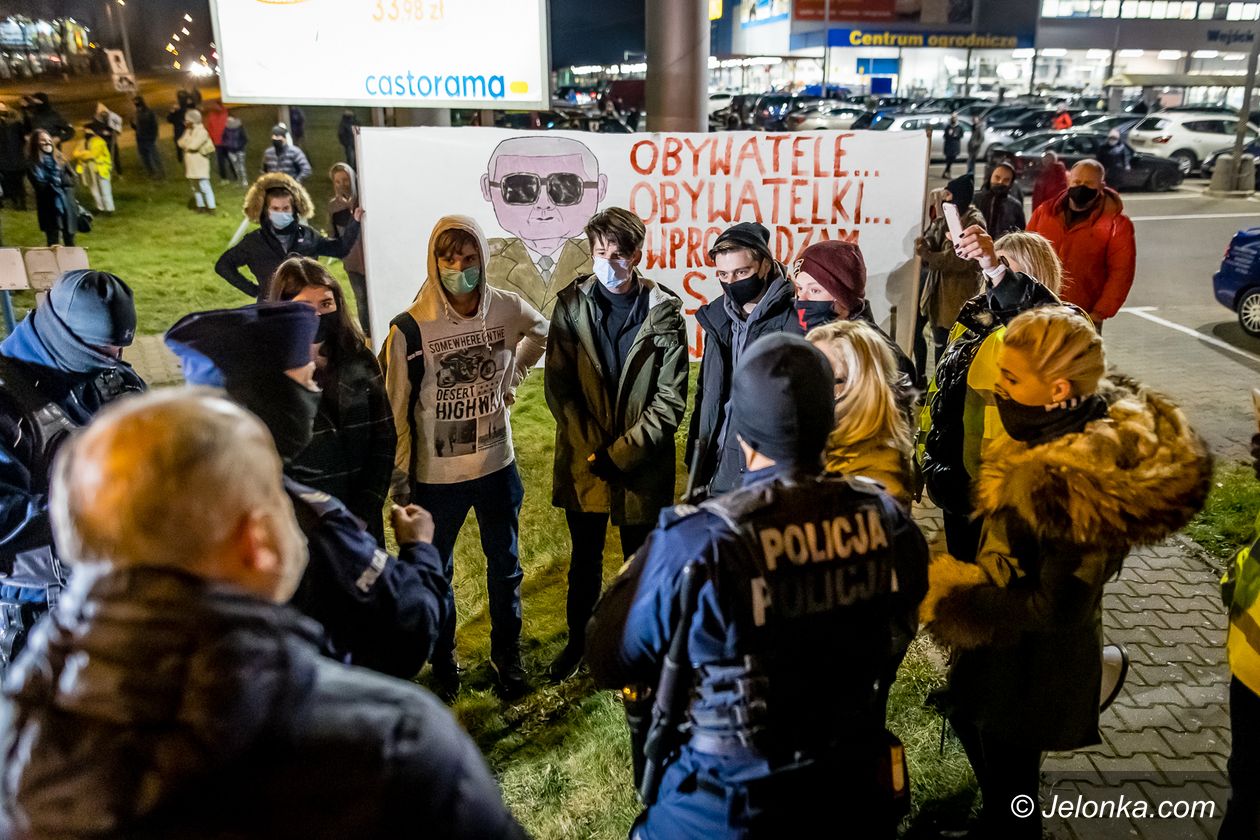 Jelenia Góra: Policjanci zmienili podejście do strajków