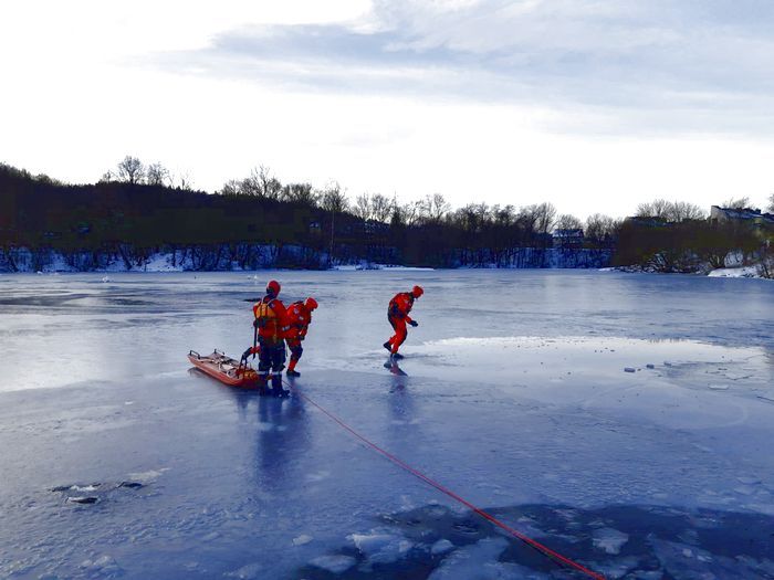 Jelenia Góra: Strażacy ćwiczyli ratownictwo lodowe