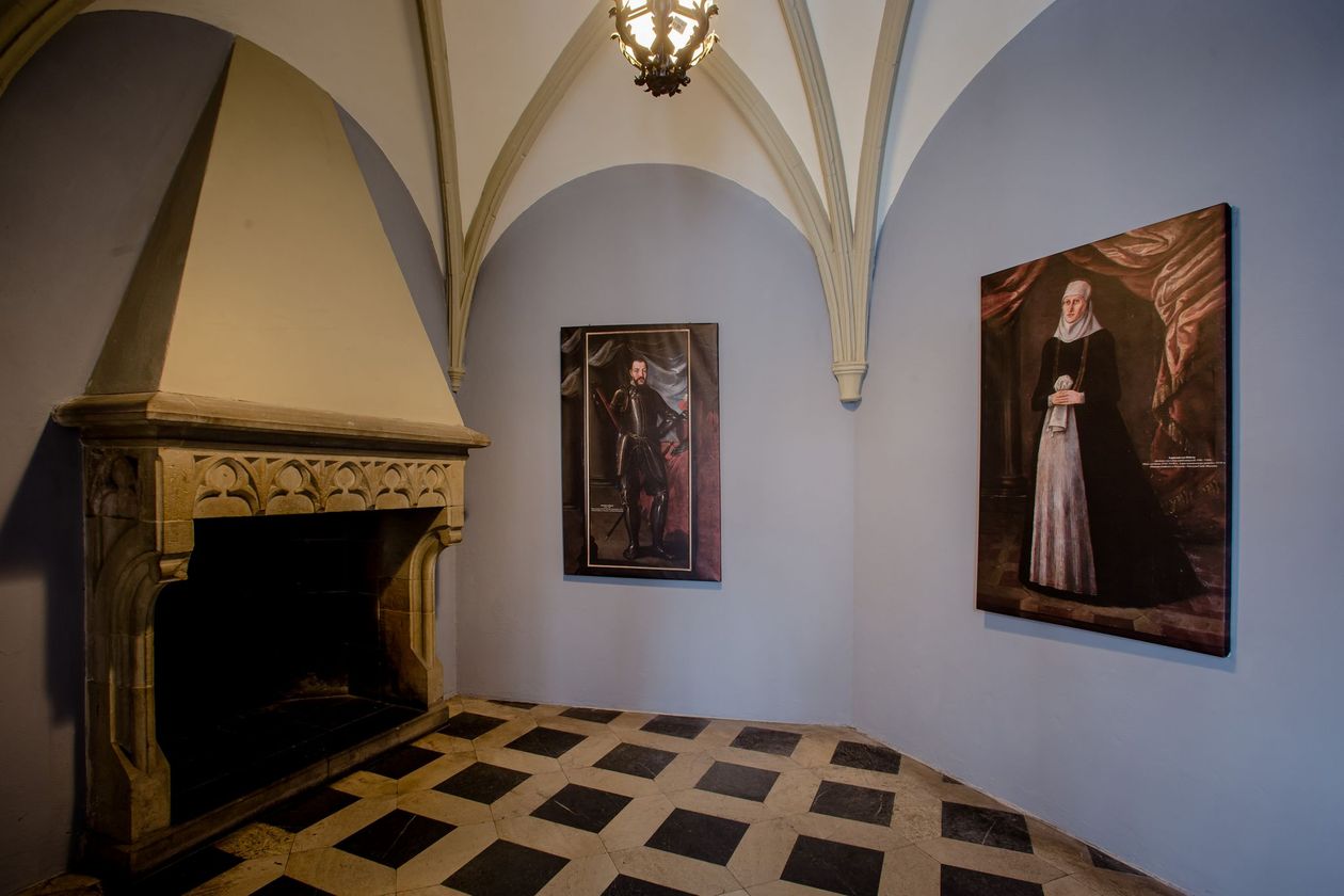 Wałbrzych: Przodkowie z portretów patrzą na zamek Książ