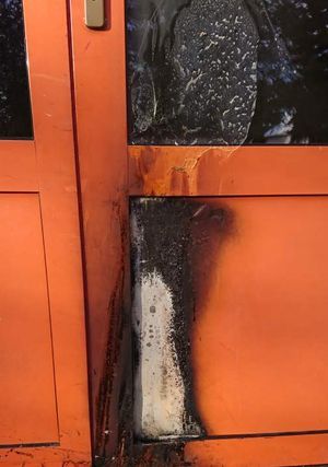 Jelenia Góra: Wandal podpalił drzwi