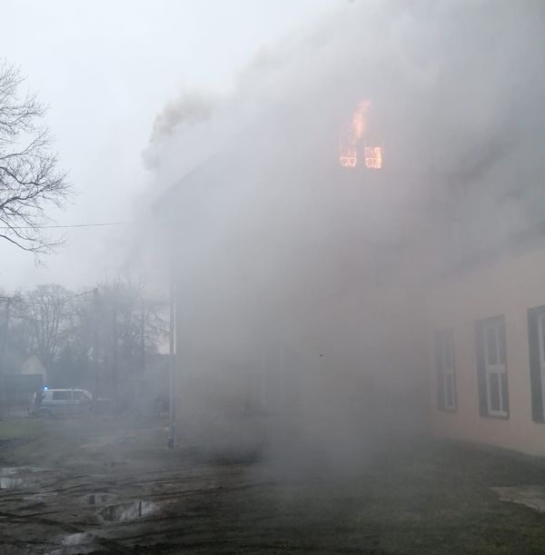 Powiat: Policjanci zauważyli ogień w budynku i ruszyli na pomoc