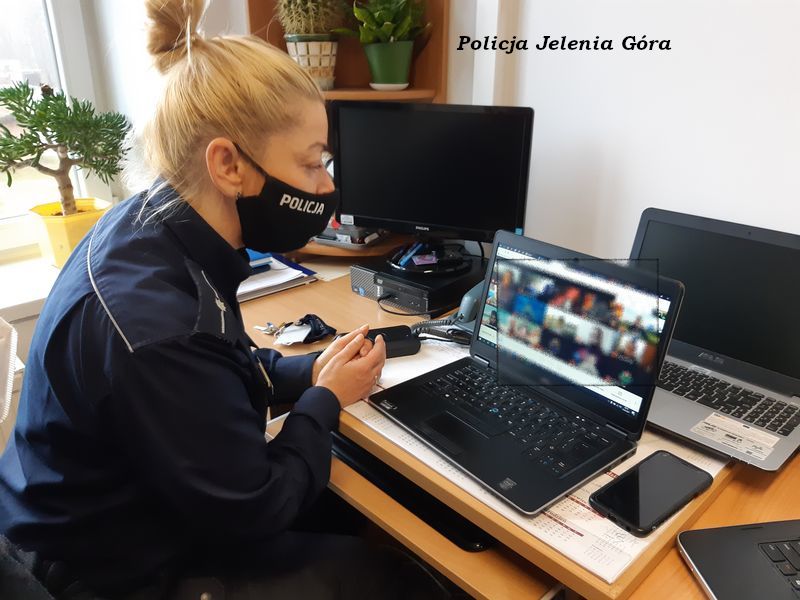 Jelenia Góra: Wirtualne spotkanie policjantki z uczniami