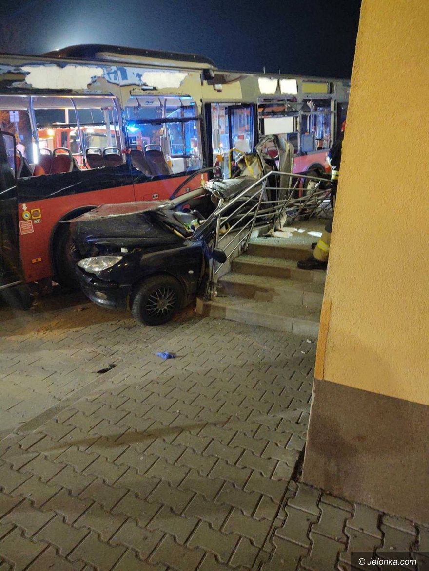 Jelenia Góra: Autobus MZK uderzył w cieplicki sklep Rossmann  (aktualizacja)