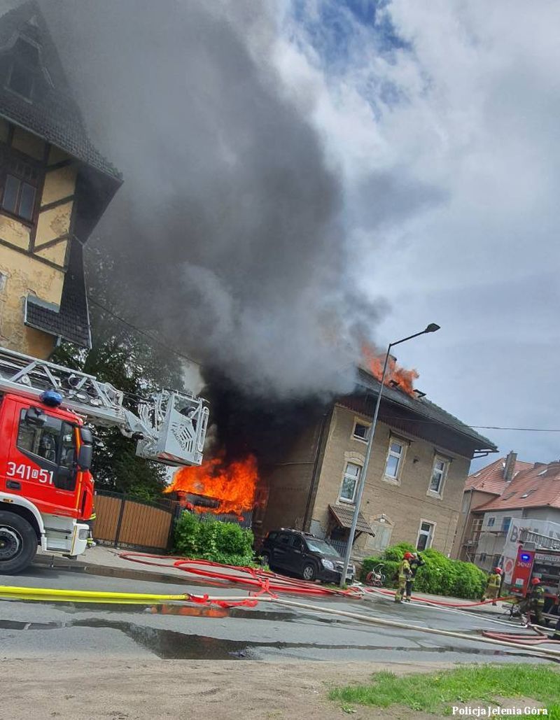 Jelenia Góra: Policjanci zauważyli ogień i podjęli akcję ratunkową