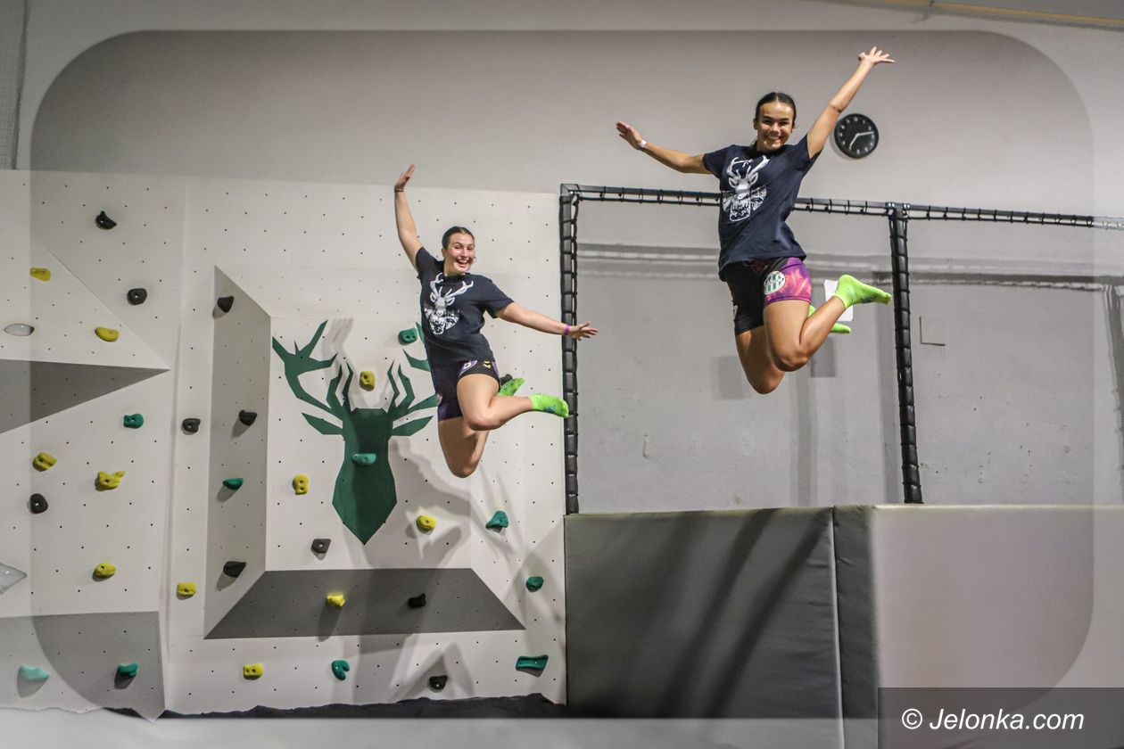 Jelenia Góra: Szczypiornistki trenowały na trampolinach