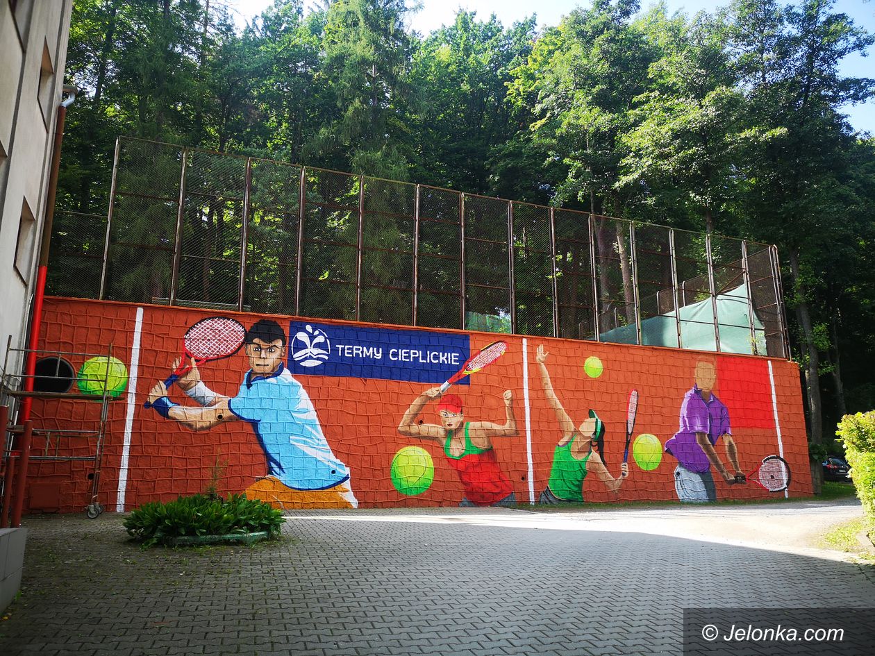 Jelenia Góra: Przy kortach powstaje mural