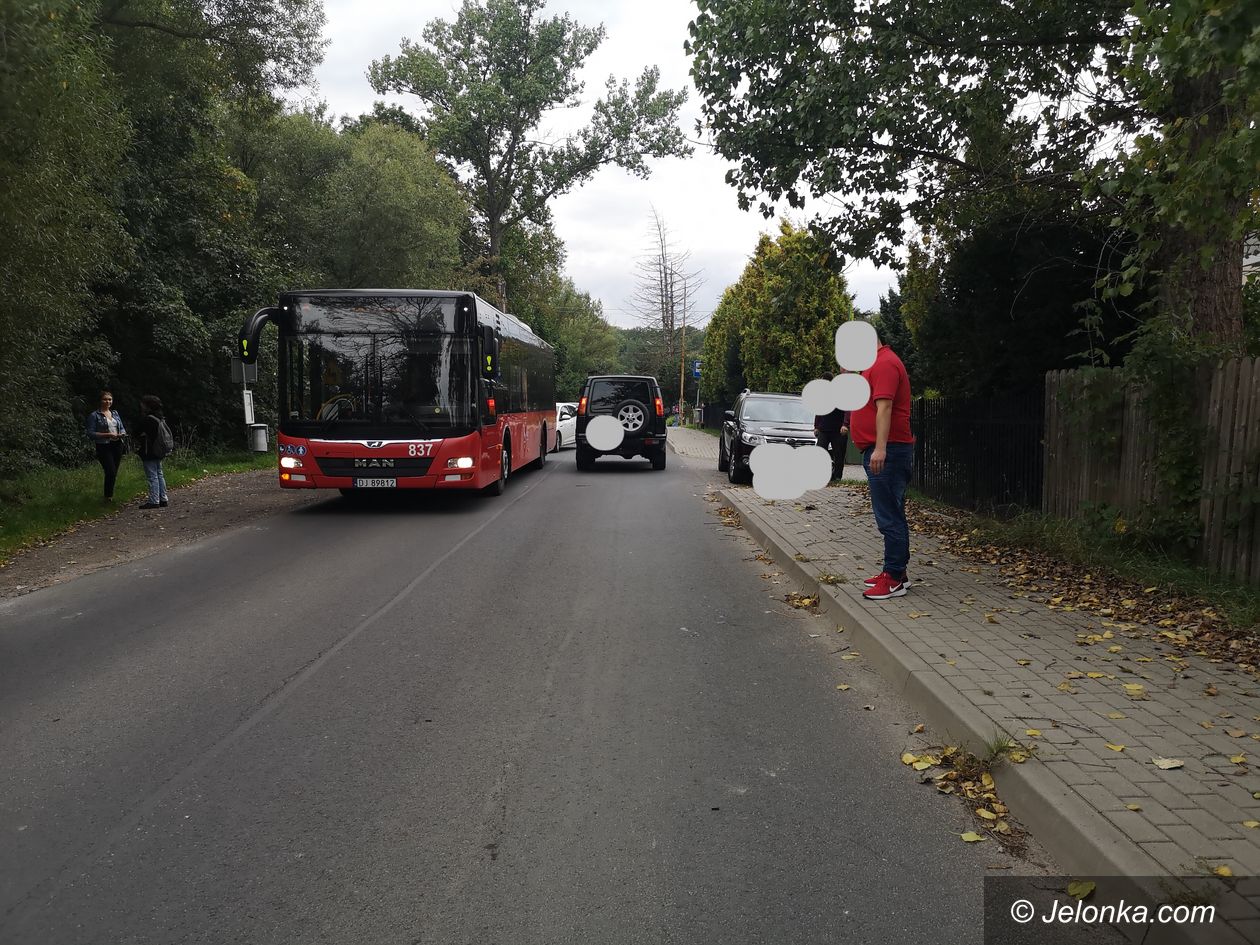 Jelenia Góra: Omijał autobus i potrącił 13–letniego chłopca