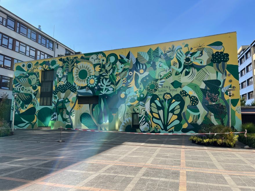Wrocław: Mural z... „mieszkaniem” dla pszczół murarek