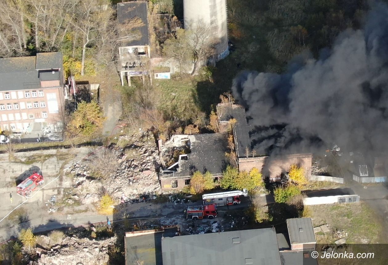Jelenia Góra: Pożar w opuszczonej hali fabrycznej d. Celwiskozy