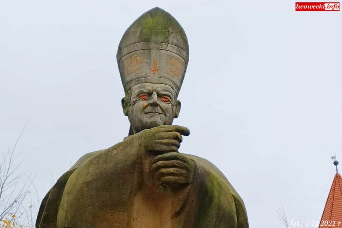 Lwówek Śląski: Wandale zniszczyli pomnik Jana Pawła II