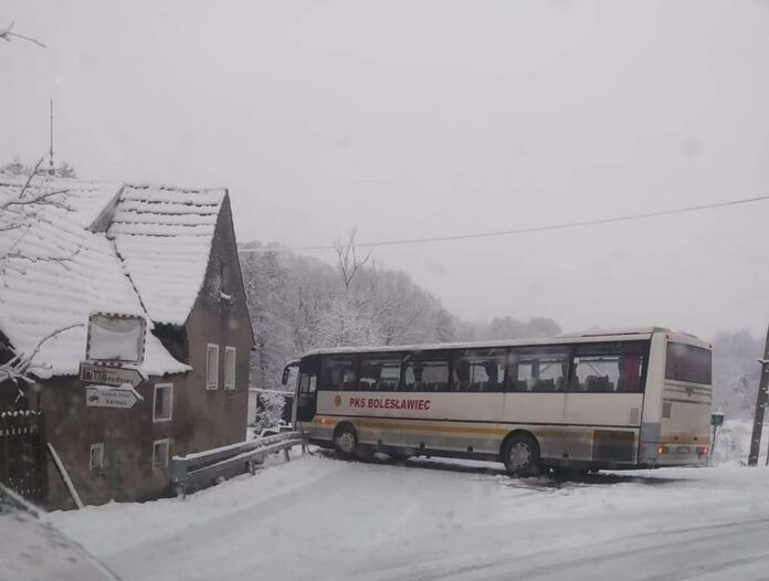 Uniejowice: Utknął autobus