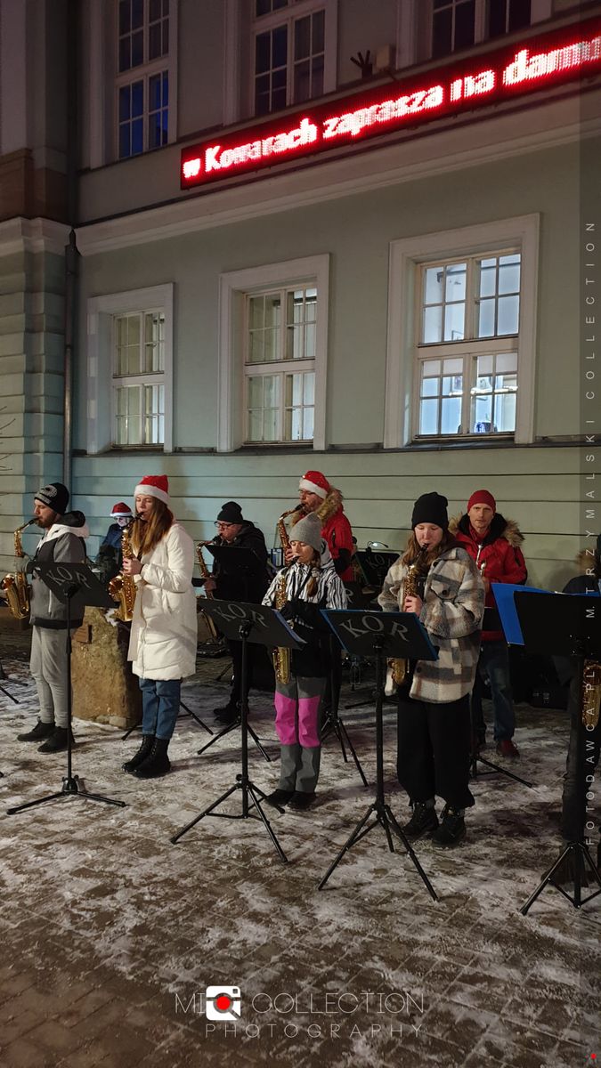 Kowary: Świąteczny koncert przy schodach ratusza
