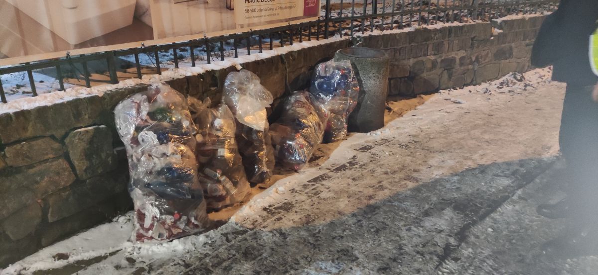 Jelenia Góra: Podrzucała śmieci – interweniowali strażnicy