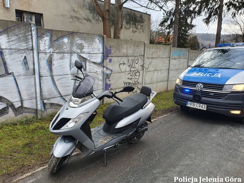 Jelenia Góra: Jechała bez uprawnień kradzionym skuterem