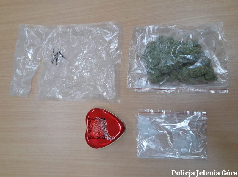 Jelenia Góra: Chciał pozbyć się narkotyków – wyrzucił je przez okno