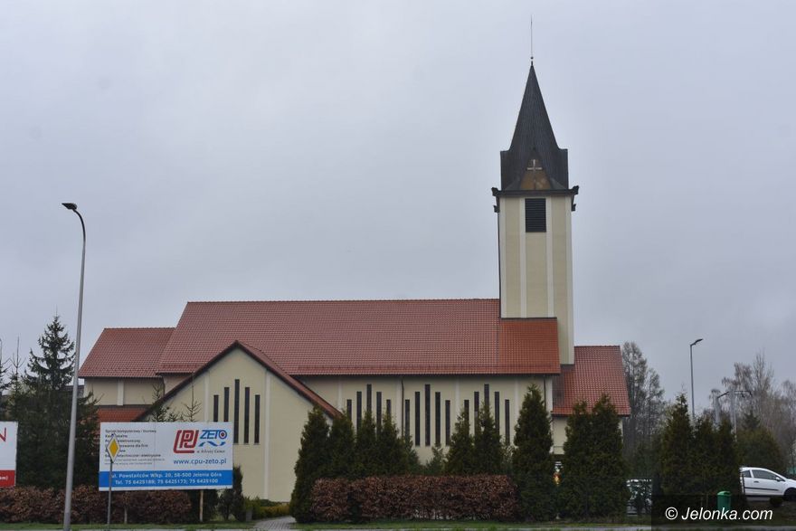 Jelenia Góra: Uliczne nabożeństwo przeniesione do kościoła