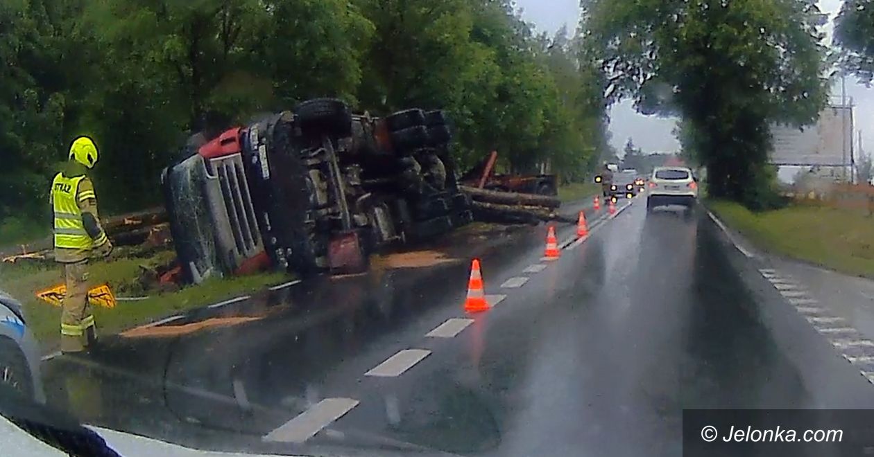 Jelenia Góra: Przewróciła się ciężarówka