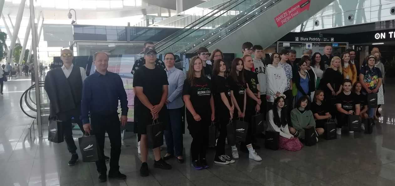 Wrocław: Plakaty uczniów już na wrocławskim lotnisku