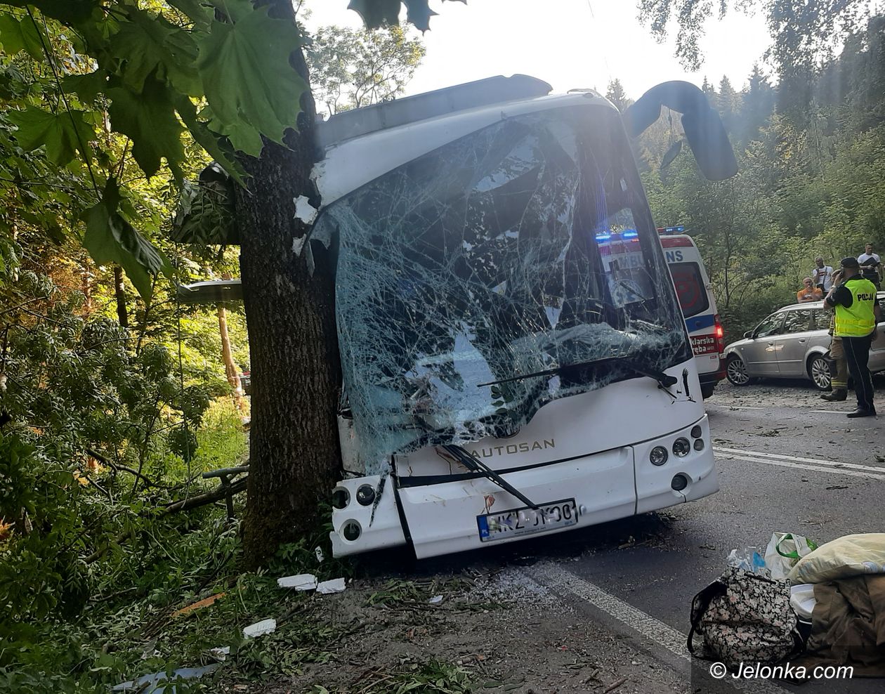 Kowary: Wypadek autokaru z pasażerami na Przełęczy Kowarskiej