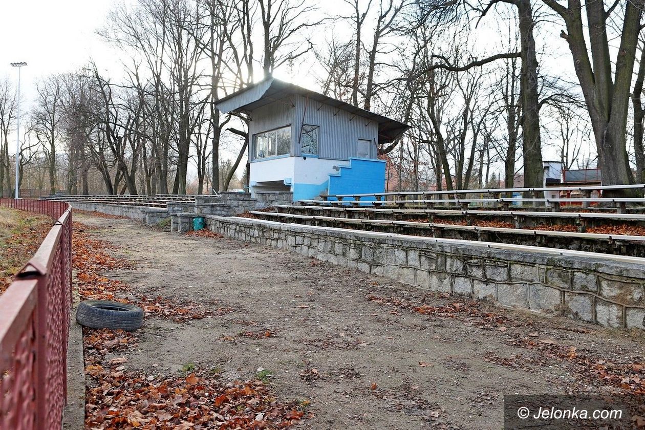 Jelenia Góra: Przebudowa trybuny na stadionie za drogo