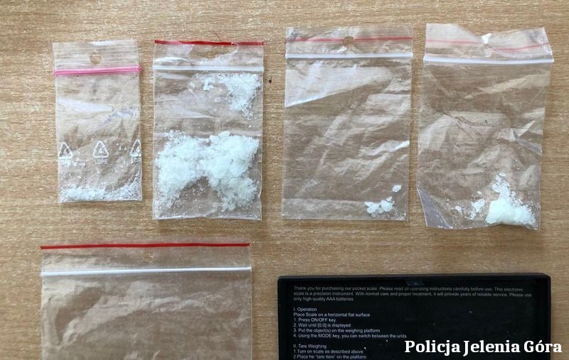 Jelenia Góra: Narkotyki w plecaku i…. w słuchawkach