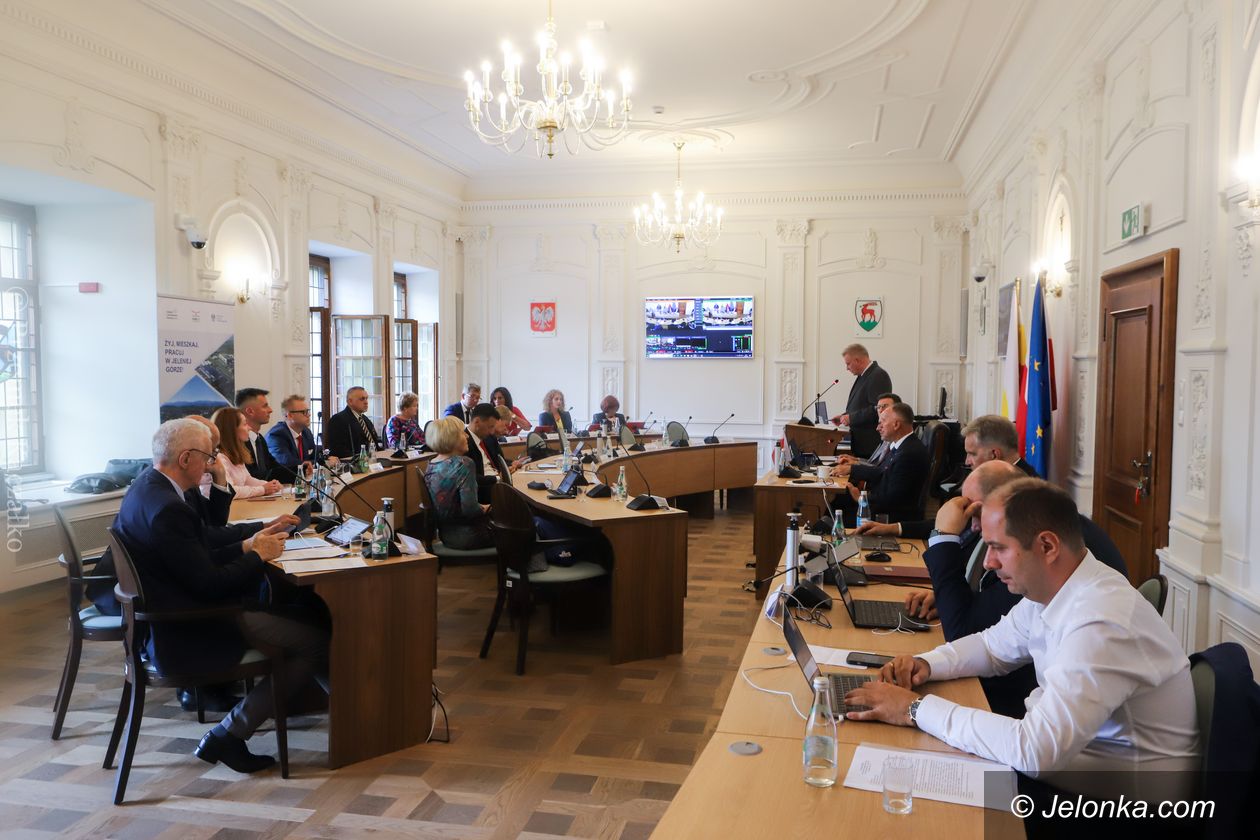 Jelenia Góra: Wielu nieobecnych na sesji Rady Miejskiej