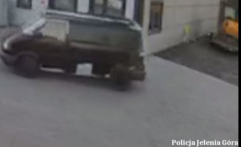 Jelenia Góra: Podjechali busem  i ukradli lawetę z koparką