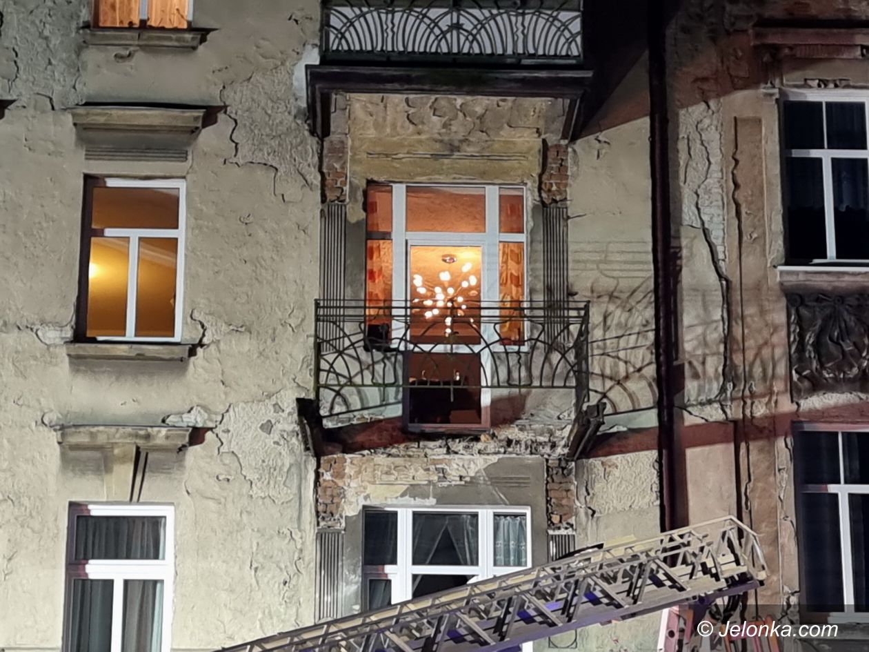 Jelenia Góra: Urwał się balkon, są ranni