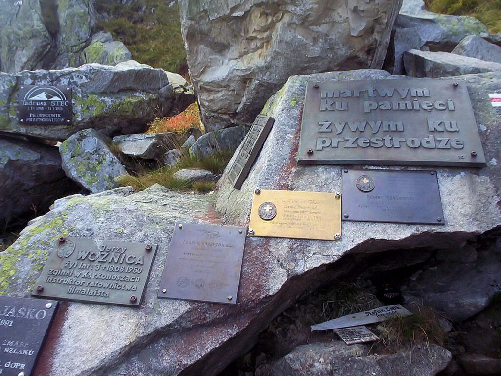 Karkonosze: Znikną nielegalne tabliczki na górskim cmentarzu