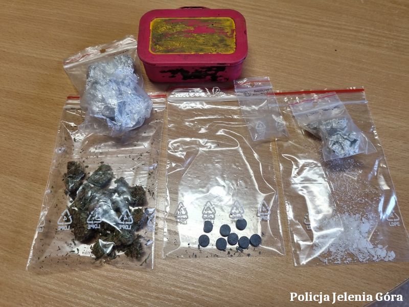 Jelenia Góra: Posiedzi za narkotyki i oszustwo