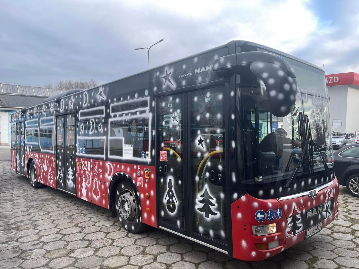 Jelenia Góra: Mikołaj dekoruje autobus