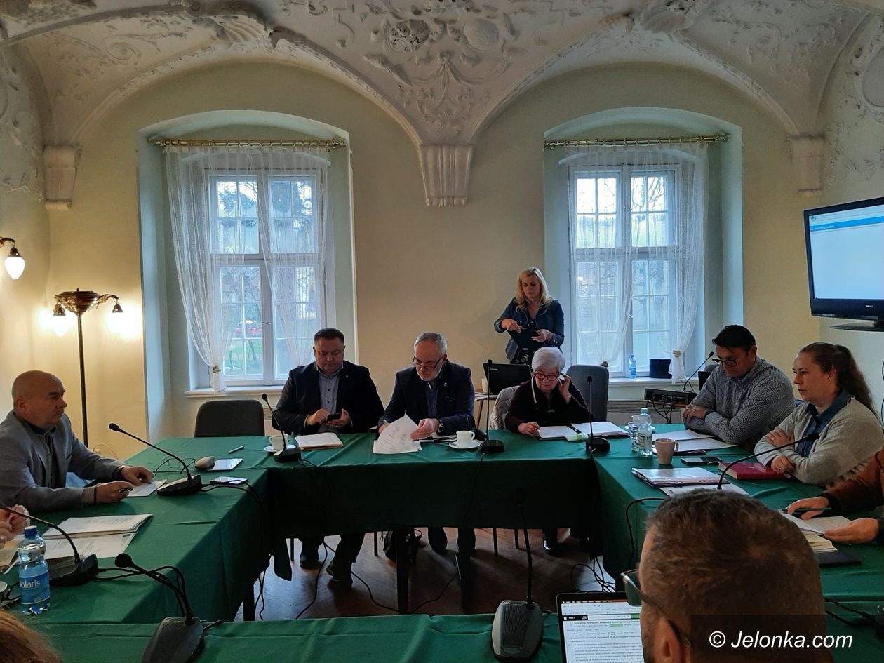 Powiat: Debata o tym, jak odzyskać ponad 11 milionów złotych