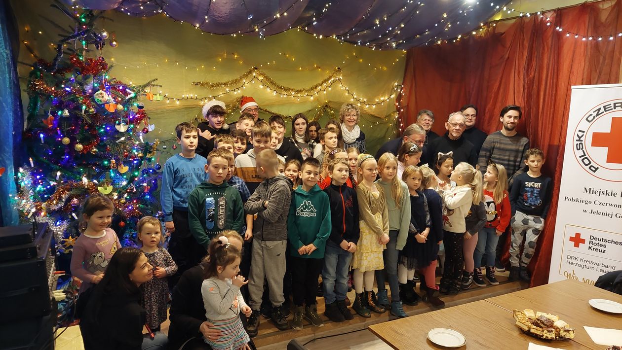 Janowice Wielkie: Dzieci obdarowane przez Mikołajów z Niemiec