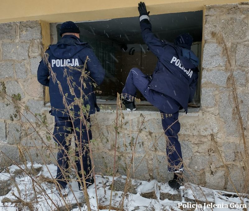 Jelenia Góra: Policjanci uratowali leżącego na mrozie