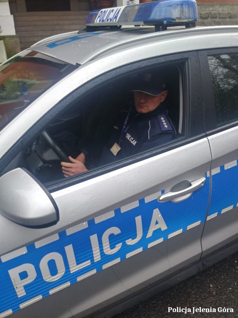 Jelenia Góra: Policjant po służbie zatrzymał kierującego na zakazie