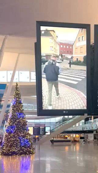 Wrocław: Filmy o SmartZombie w hali portu lotniczego