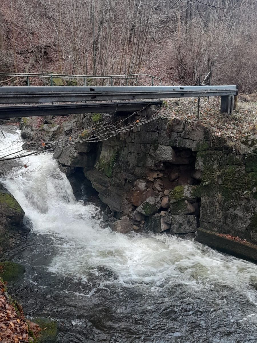 Przesieka: Most nad potokiem Podgórna zamknięty