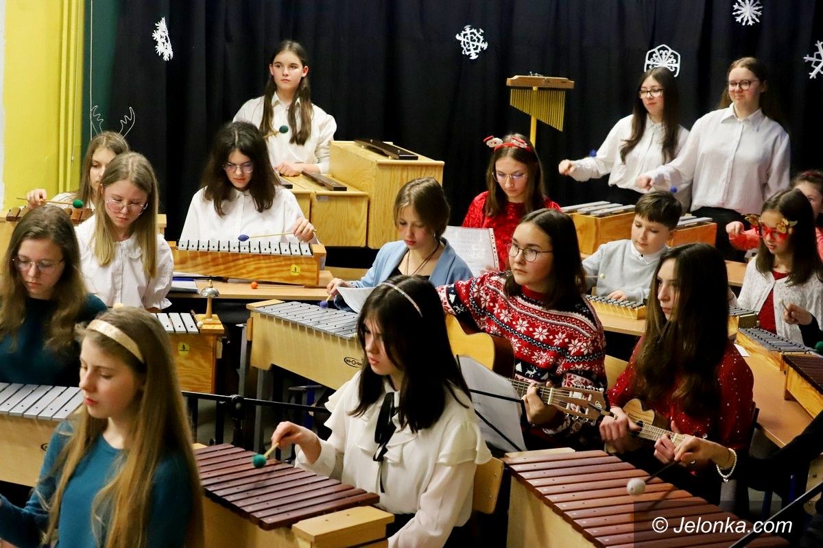 Jelenia Góra: Świąteczne muzykowanie w SP 8