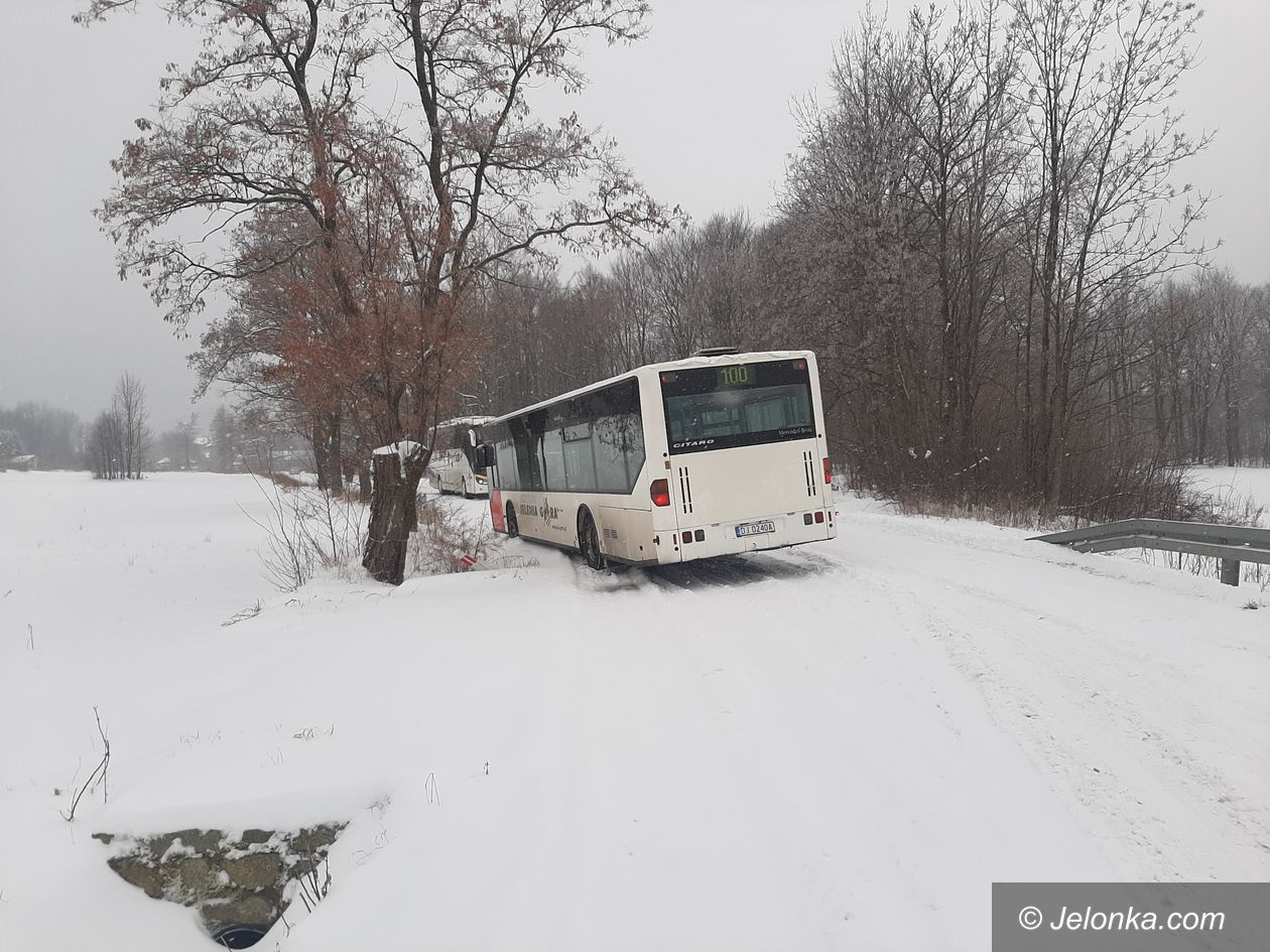 Karpacz: Autobus blokadą na drodze