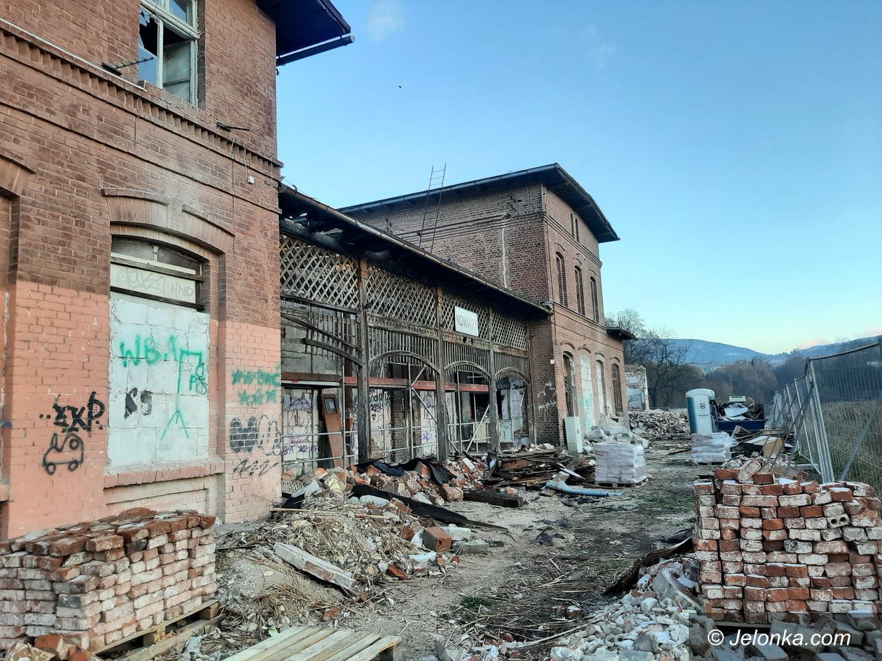 Kowary: Dworzec powstaje z ruin