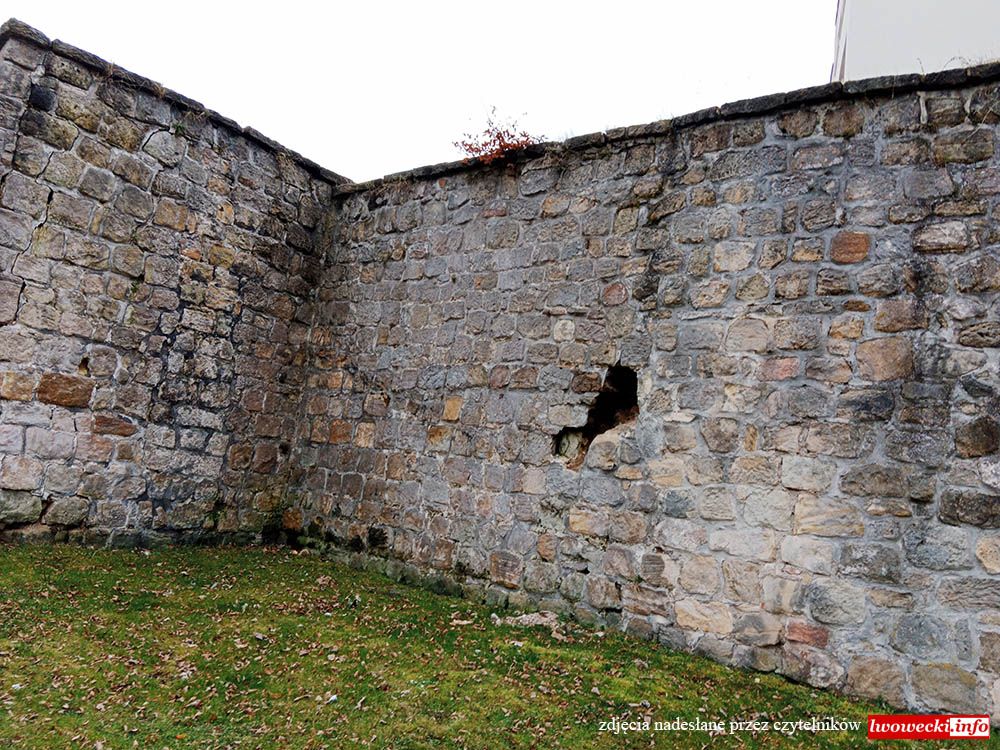 Lwówek Śląski: Niszczeją mury obronne
