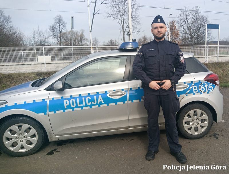 Jelenia Góra: Policjanci uratowali desperata
