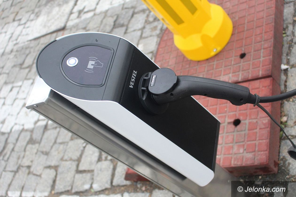 Jelenia Góra: Miasto wyłączy punkty ładowania samochodów elektrycznych