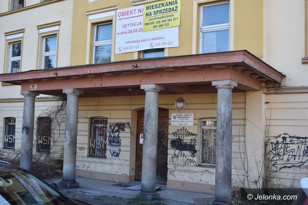 Jelenia Góra: Dawna szkoła popada w ruinę