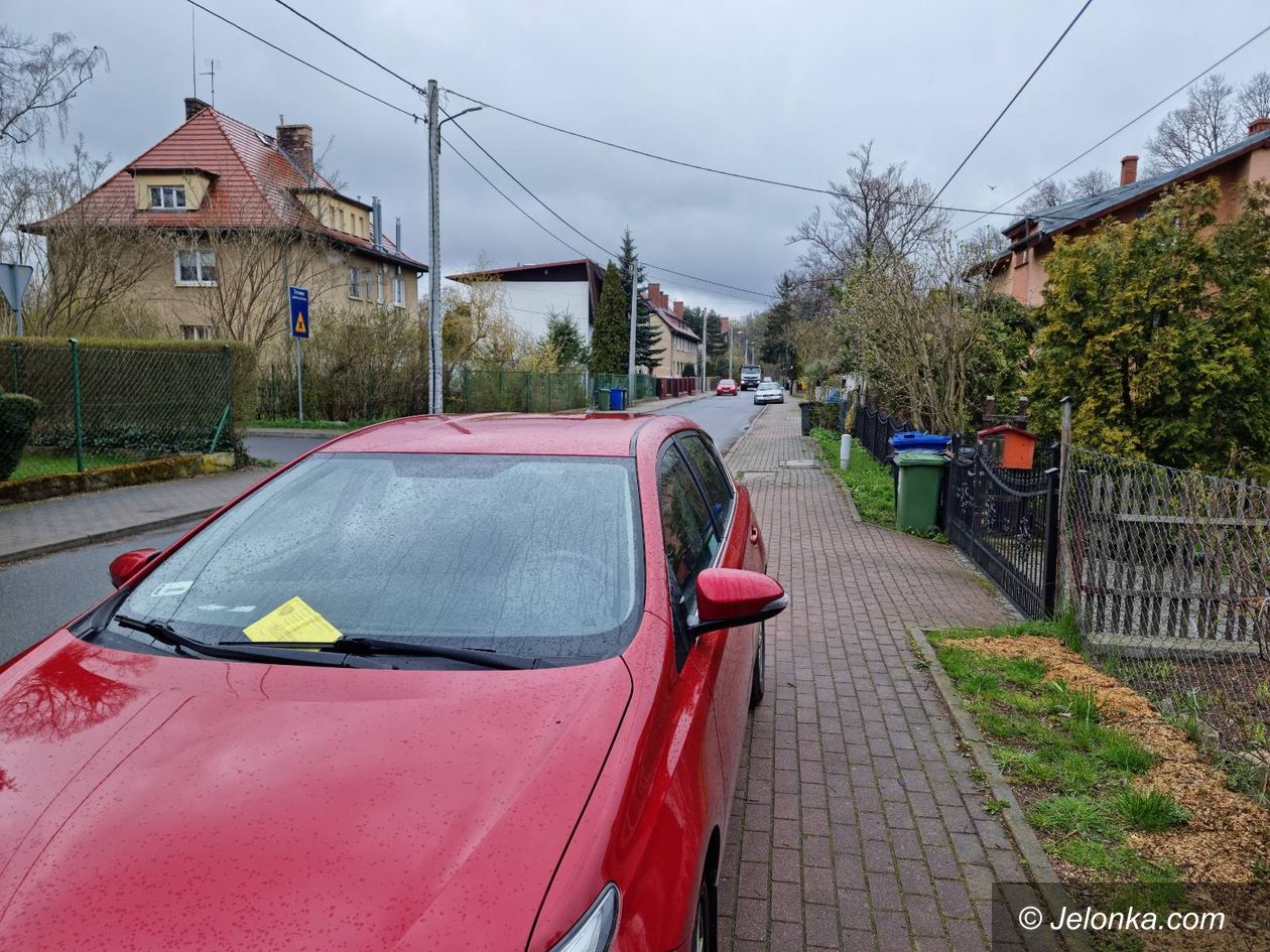 Jelenia Góra: Żółte kartki dla kierowców parkujących na chodnikach