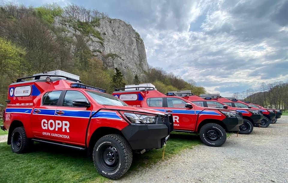 Powiat: Nowe auta i sprzęt dla ratowników GOPR