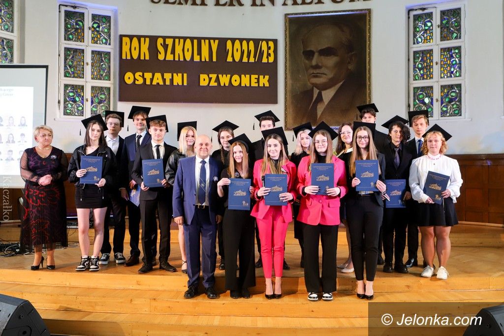 Jelenia Góra: Pożegnanie maturzystów i nowy sztandar w Żeromie
