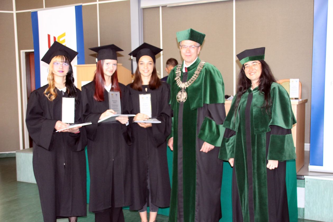 Jelenia Góra: Pierwsi absolwenci Uniwersytetu Liderów