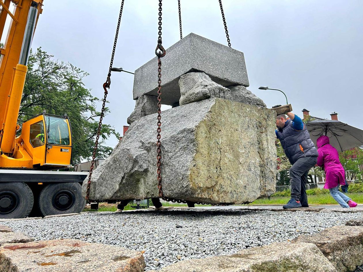 Szklarska Poręba: Rzeźba "Małe 100Ton" została przeniesiona